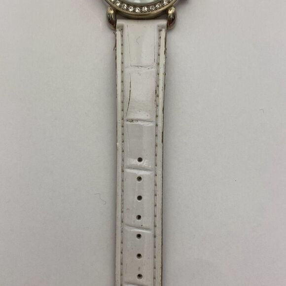 GG Women's White Silver Tone Leather Band Analog Quartz Wristwatch - Picture 2 of 12